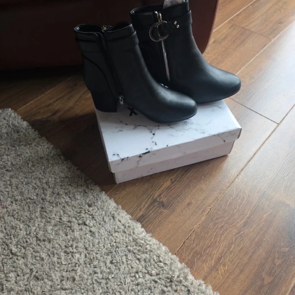 Elegant Black Ankle Boots with Zipper Accent